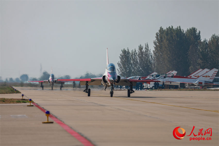 海军航空大学某训练团组织高强度多课目飞行训练