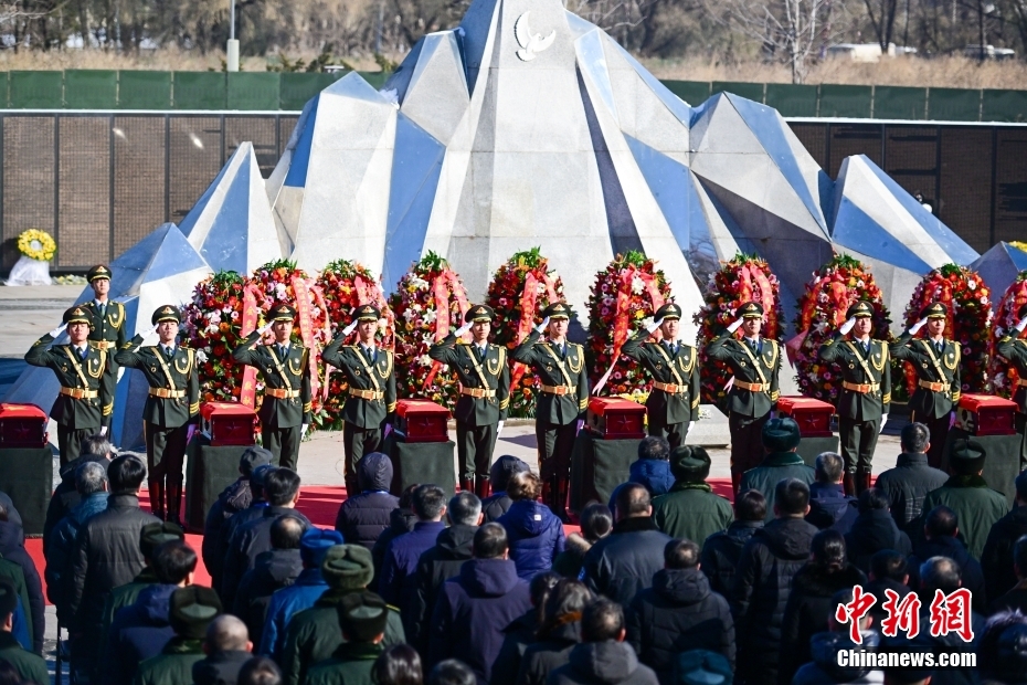英雄回家丨第十批在韩中国人民志愿军烈士遗骸安葬仪式在沈阳举行