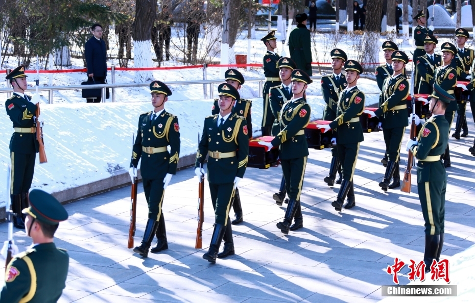 英雄回家丨第十批在韩中国人民志愿军烈士遗骸安葬仪式在沈阳举行