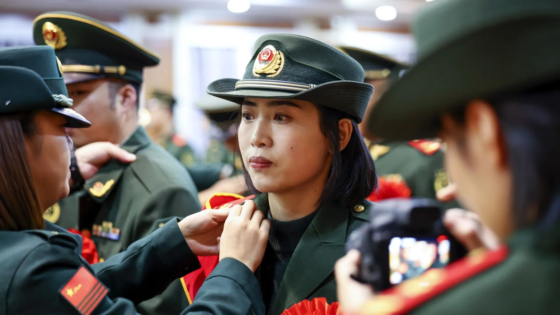 武警甘肃总队机关直属队举行欢送退伍老兵仪式