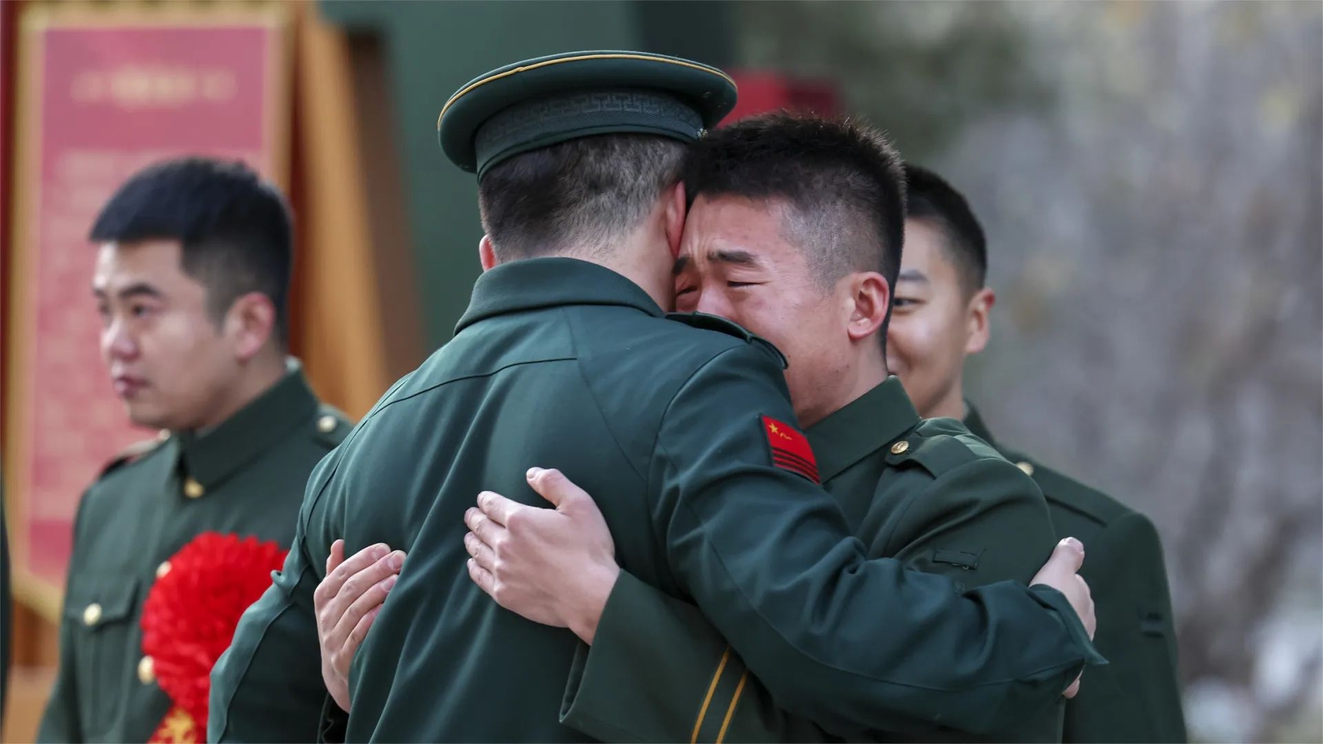 武警甘肃总队机关直属队举行欢送退伍老兵仪式