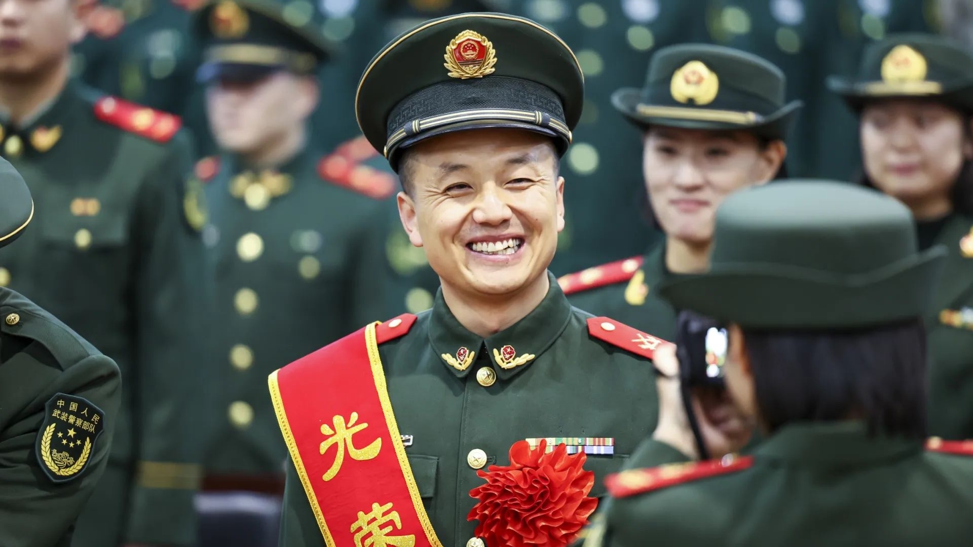 武警甘肃总队机关直属队举行欢送退伍老兵仪式