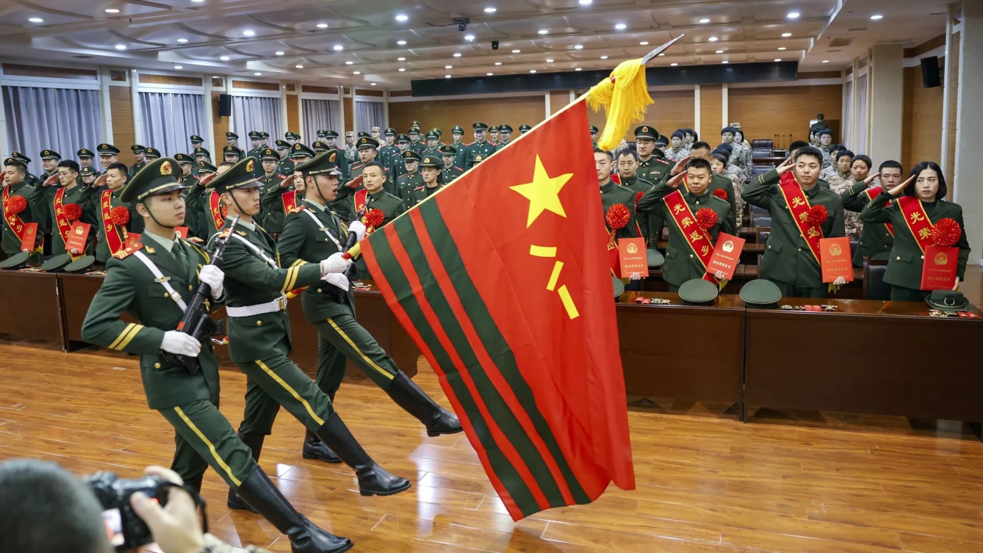 武警甘肃总队机关直属队举行欢送退伍老兵仪式