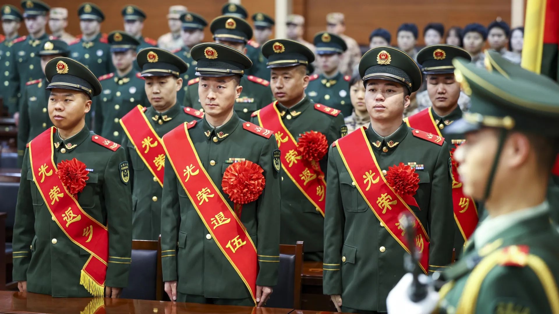 武警甘肃总队机关直属队举行欢送退伍老兵仪式