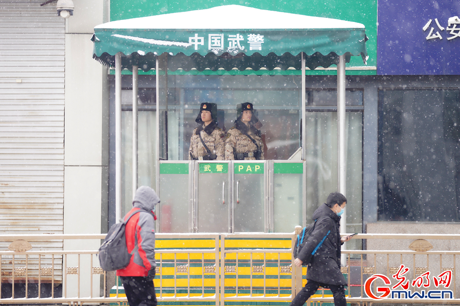 预警连发，武警官兵守护旅客平安出行