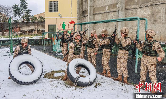 武警桂林支队：无惧严寒 雪地练精兵