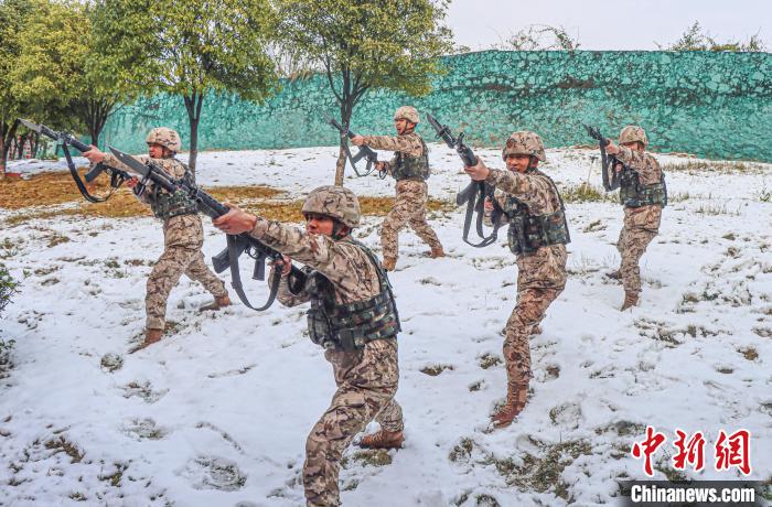 武警桂林支队：无惧严寒 雪地练精兵