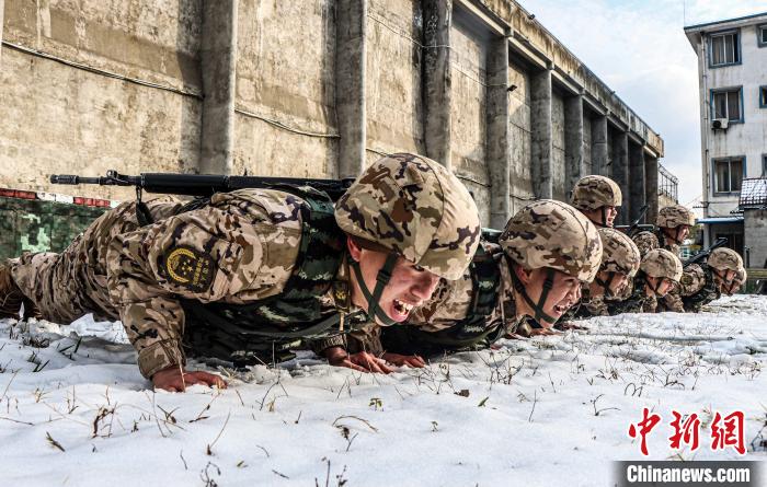 武警桂林支队：无惧严寒 雪地练精兵