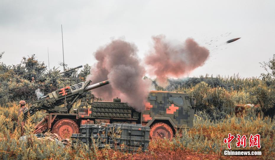 75集团军某旅炮兵在滇中高原开展跨昼夜实弹射击