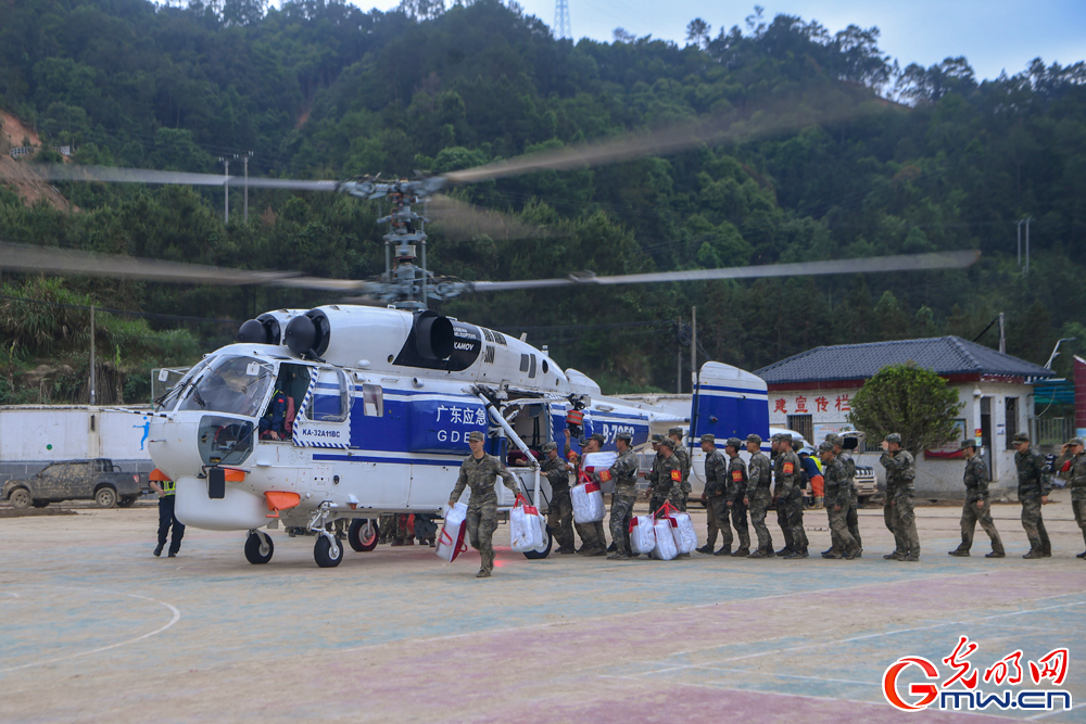 武警广东总队韶关支队300名官兵紧急投入江湾镇抗洪抢险救援