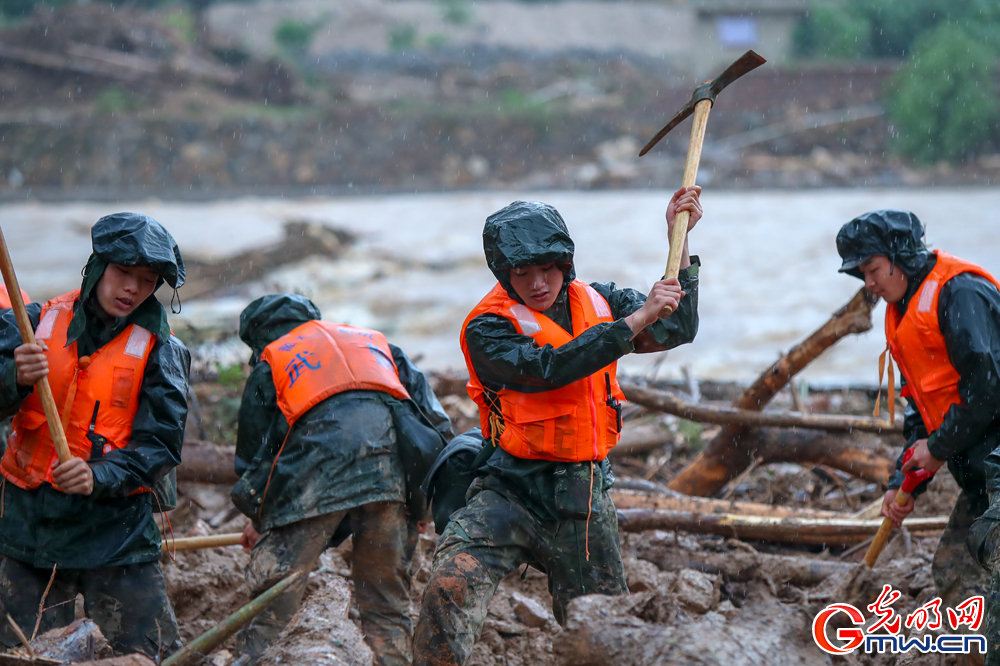 武警广东总队韶关支队300名官兵紧急投入江湾镇抗洪抢险救援