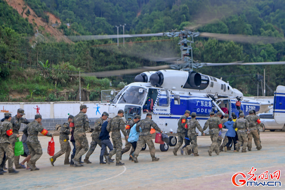 武警广东总队韶关支队300名官兵紧急投入江湾镇抗洪抢险救援