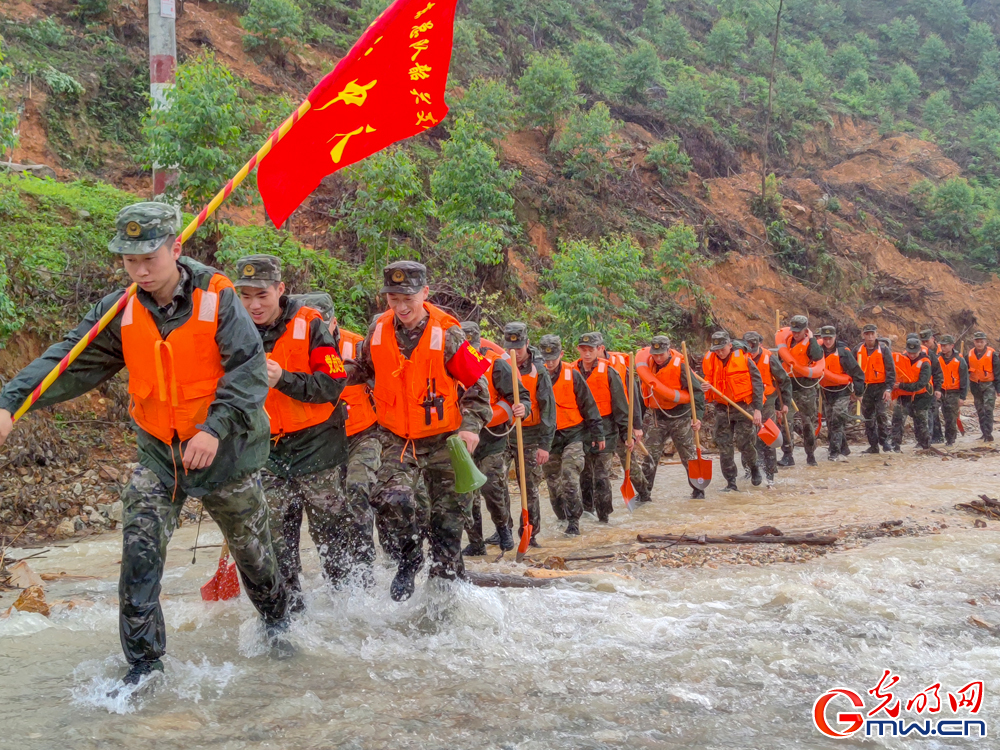 武警广东总队韶关支队300名官兵紧急投入江湾镇抗洪抢险救援