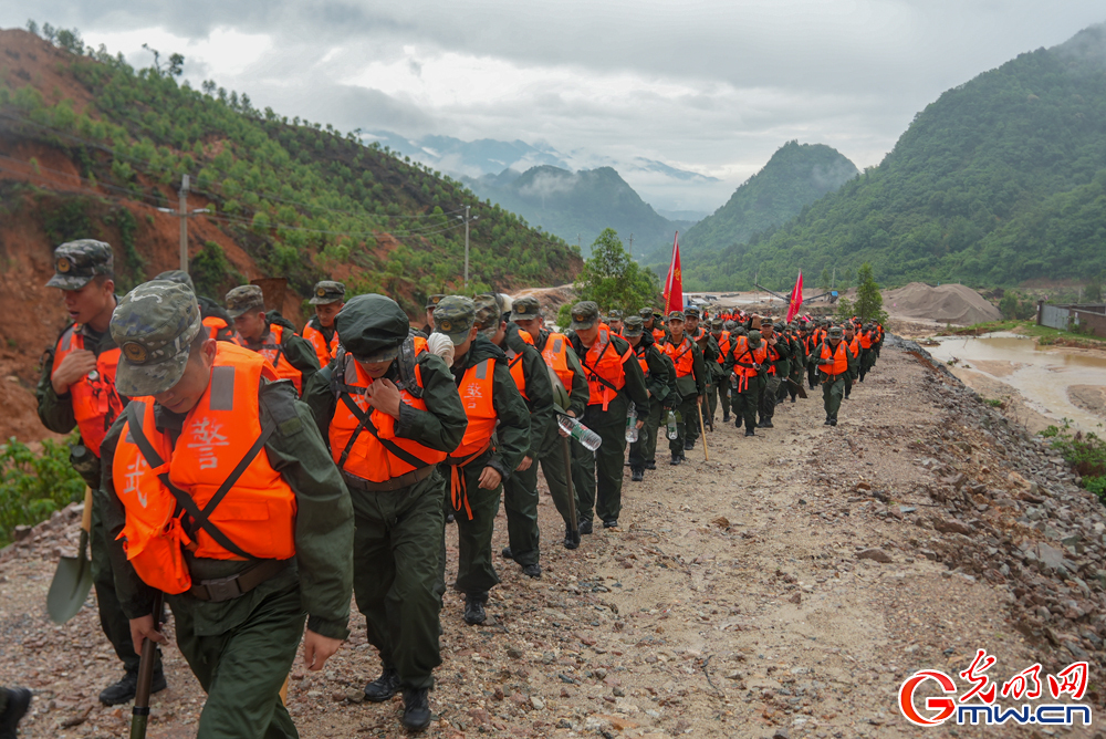 武警广东总队韶关支队300名官兵紧急投入江湾镇抗洪抢险救援