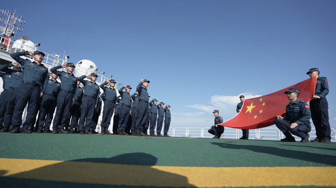 中国海警在我国黄岩岛海域开展日常训练