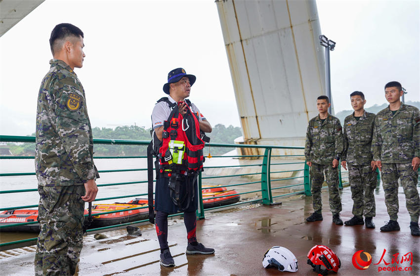 教练员讲解救生器材使用方法。