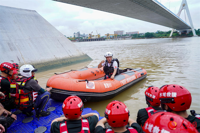 教练员讲解冲锋舟驾驶要领。