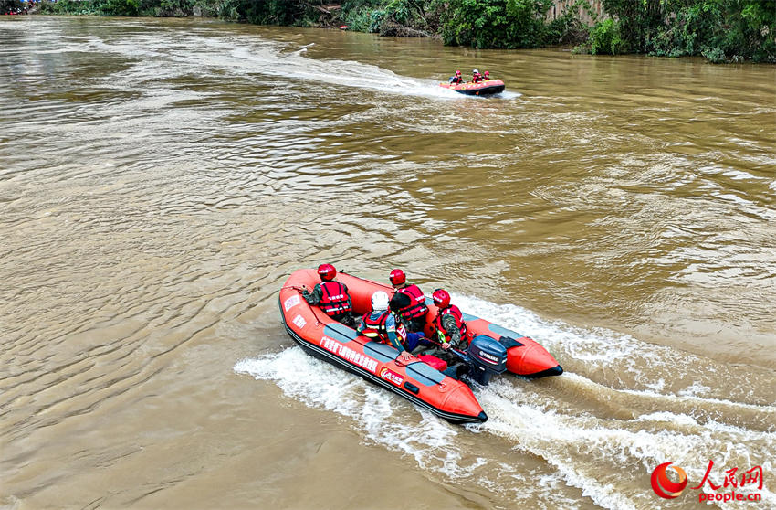 武警官兵进行冲锋舟水域快速开进训练。