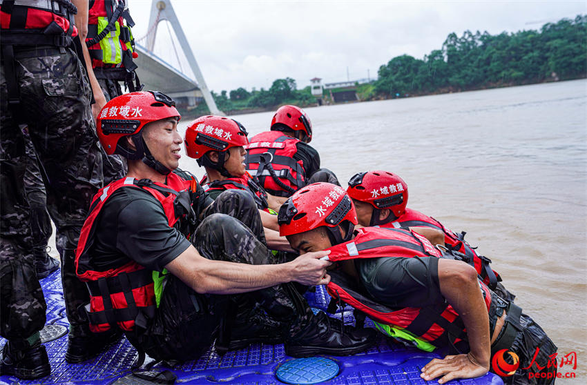 开展救援训练。