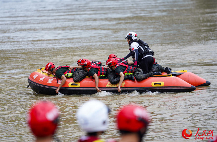 进行船艇无动力下行驶模拟训练。