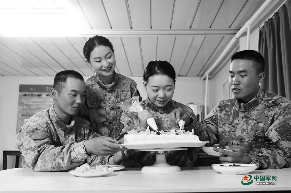 走进新疆军区某团某连集体生日会，聆听官兵们的守防故事