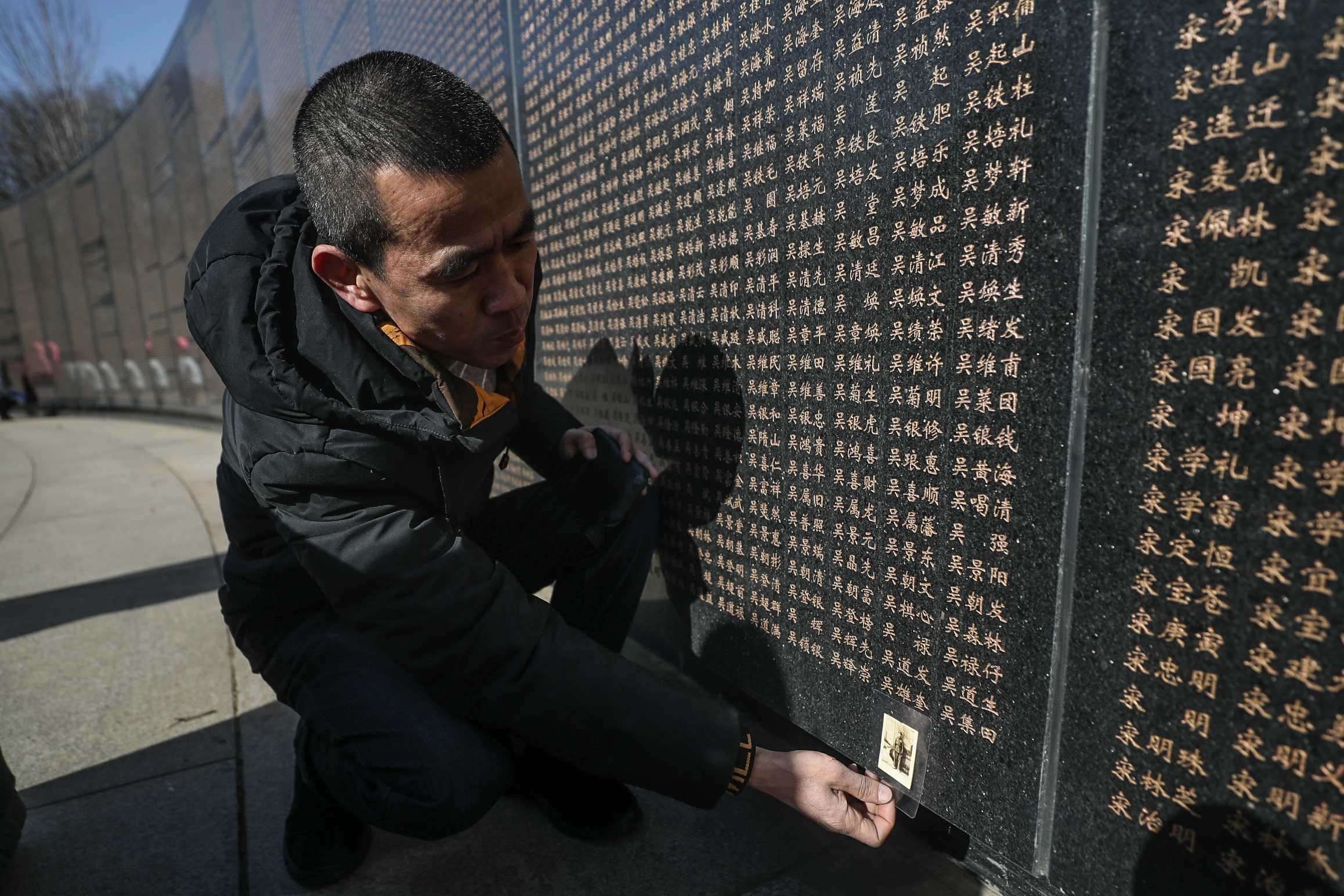 时刻评论丨多样化的纪念,让英雄永生 吴玉成在烈士英名墙找到“吴雄奎”的名字。新华社记者潘昱龙摄.jpg