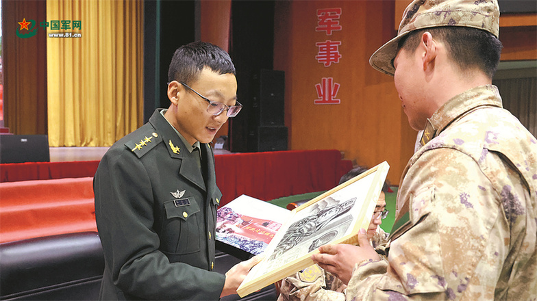 一边是祖国边陲,一边是内地军营,他们在“云端”携手奋进