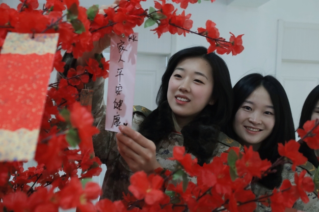 游园盛会迎新春 昂首阔步新征程 游园盛会迎新春 昂首阔步新征程