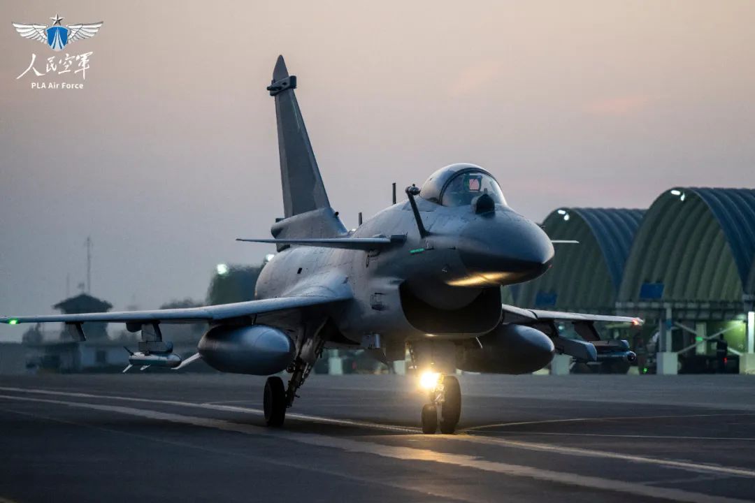 红蓝对抗火力全开,战机编组“PK”! 图片