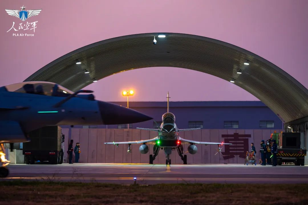 红蓝对抗火力全开,战机编组“PK”! 图片