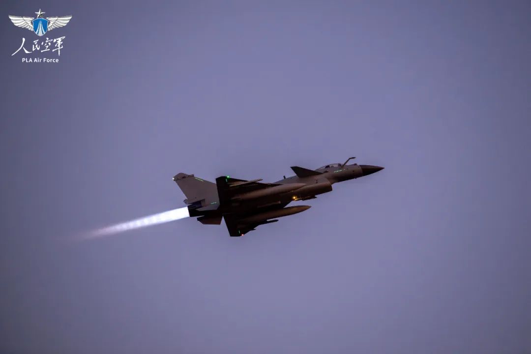 红蓝对抗火力全开,战机编组“PK”! 图片