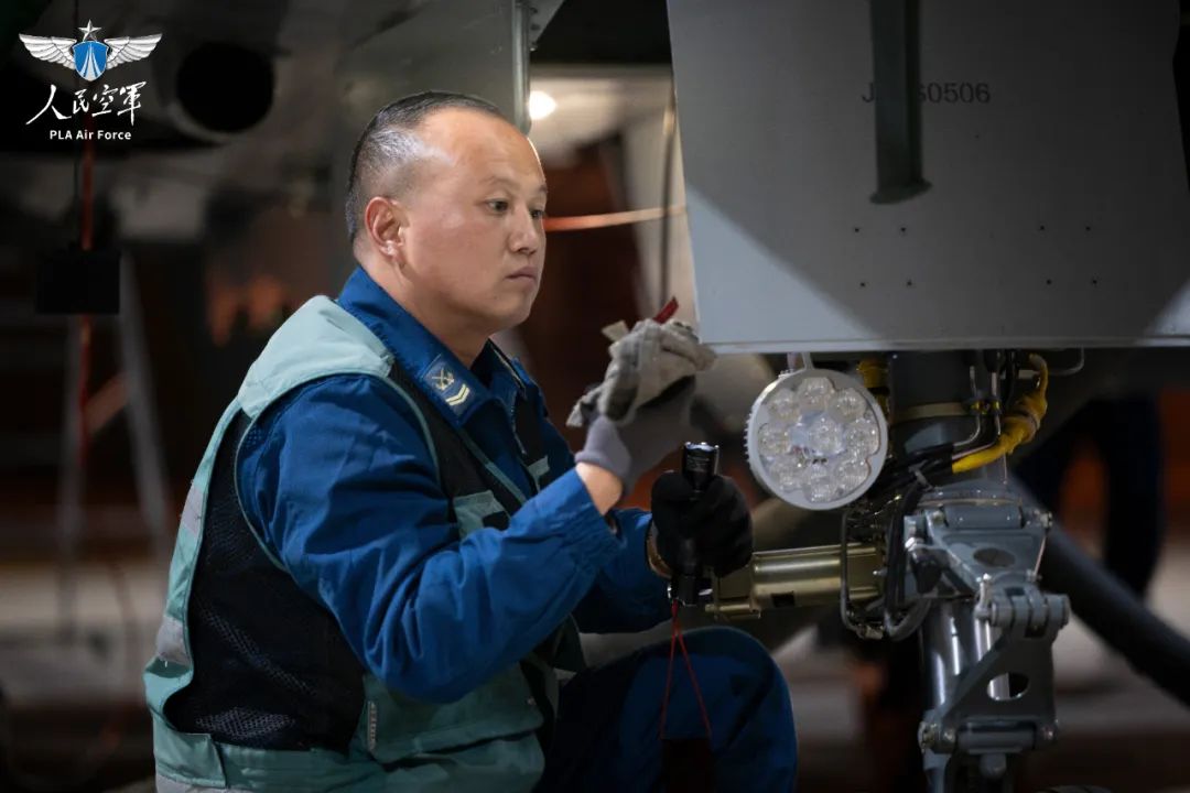 红蓝对抗火力全开,战机编组“PK”! 图片