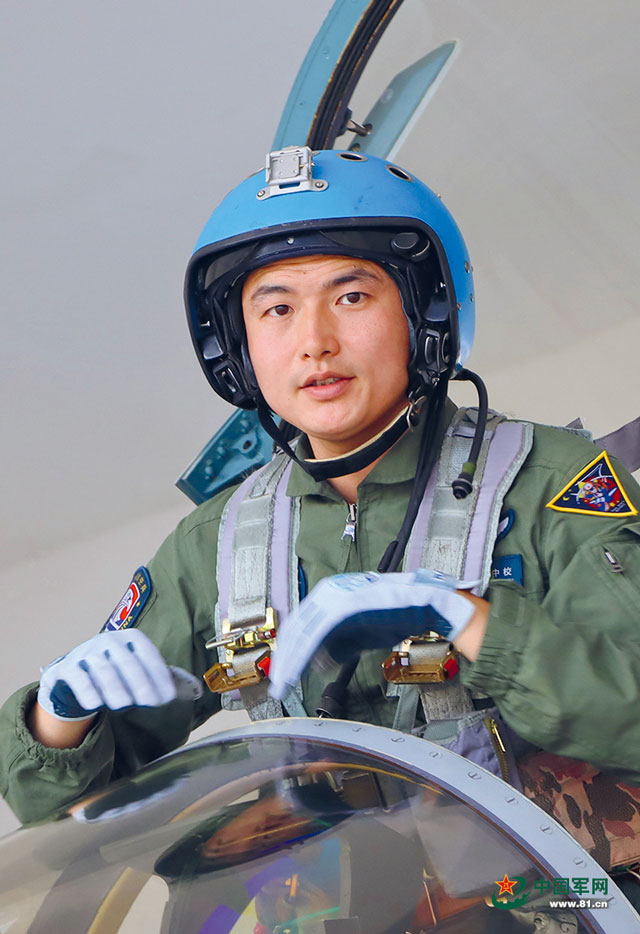 强军路上勇争先·军队代表委员风采录丨飞行员罗胜科:“海天雄鹰”向战飞