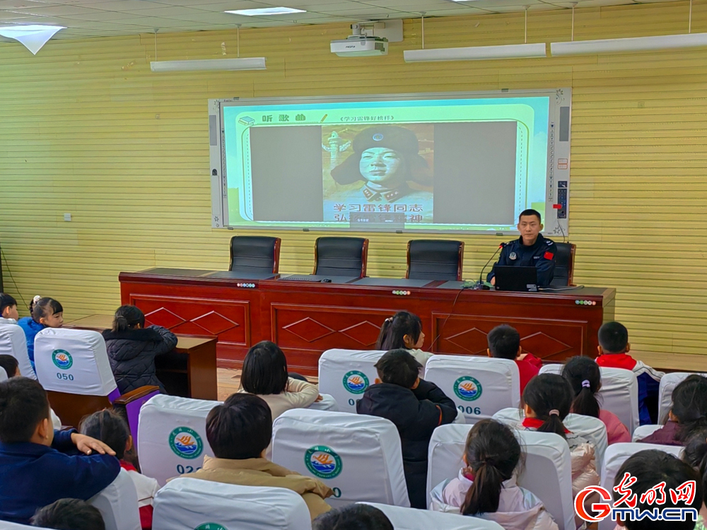 山东烟台海警局开展“学雷锋精神 弘时代风采”主题活动