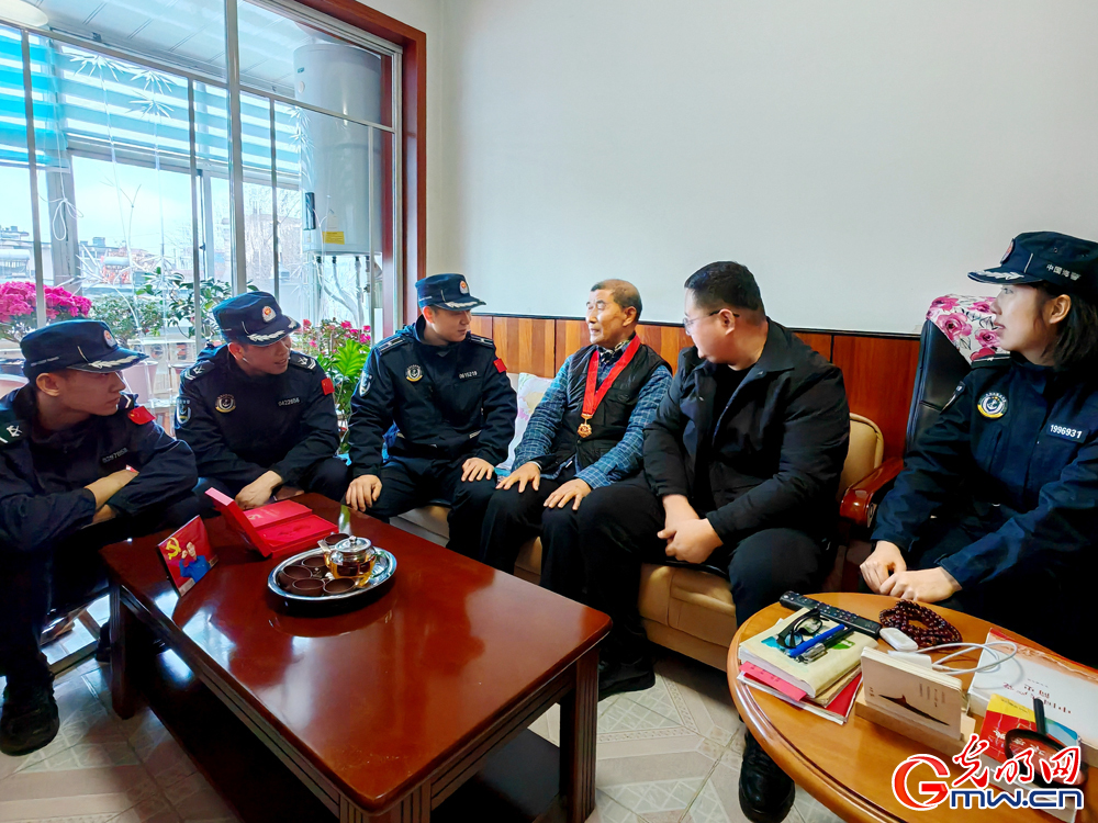 山东烟台海警局开展“学雷锋精神 弘时代风采”主题活动