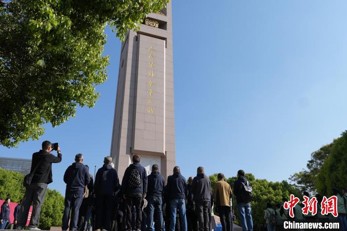 云南昆明:老兵后代相聚抗战胜利纪念堂缅怀先烈