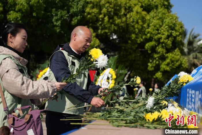 云南昆明:老兵后代相聚抗战胜利纪念堂缅怀先烈