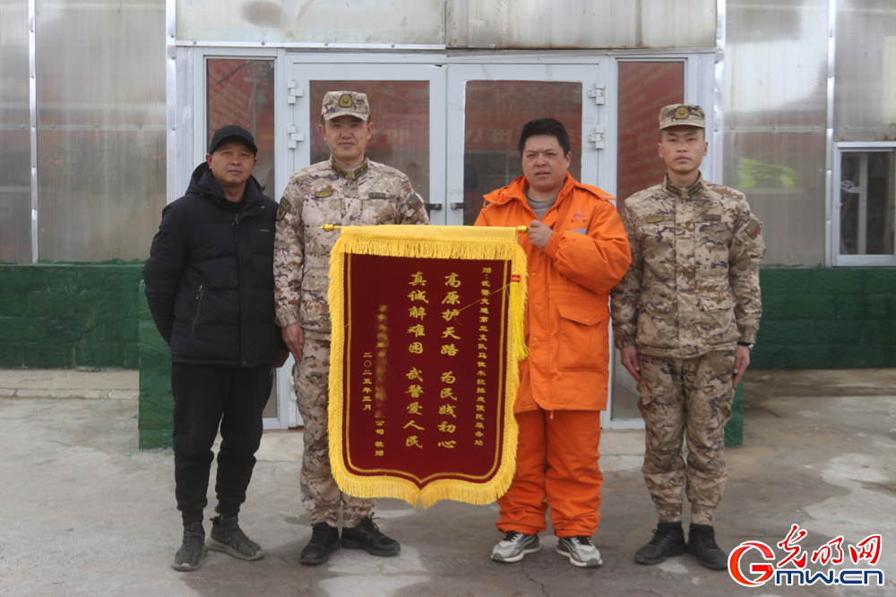 驻西藏阿里武警官兵救助高反工作队队员 驻西藏阿里武警官兵救助高反工作队队员