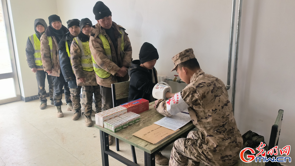 驻西藏阿里武警官兵救助高反工作队队员 驻西藏阿里武警官兵救助高反工作队队员