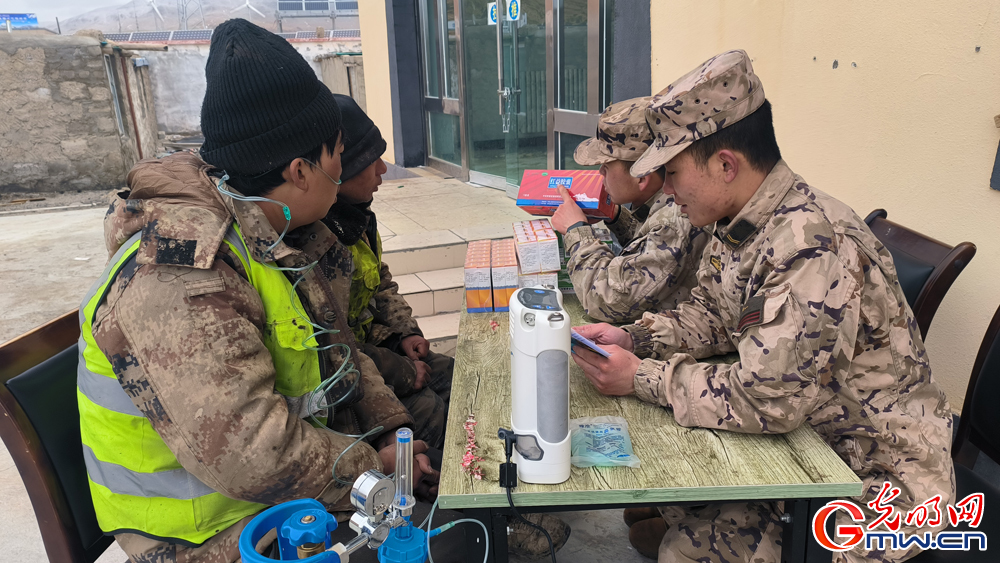 驻西藏阿里武警官兵救助高反工作队队员 驻西藏阿里武警官兵救助高反工作队队员