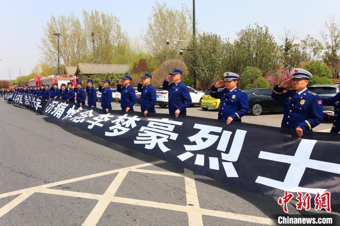 消防烈士李梦豪骨灰安葬家乡河南