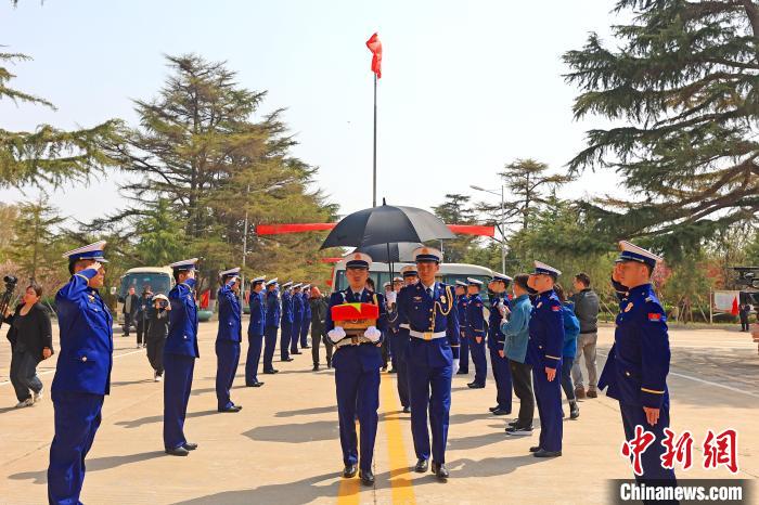 消防烈士李梦豪骨灰安葬家乡河南