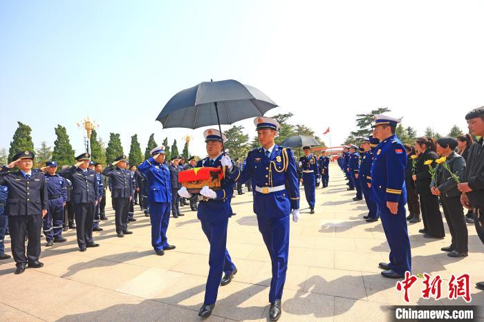 消防烈士李梦豪骨灰安葬家乡河南