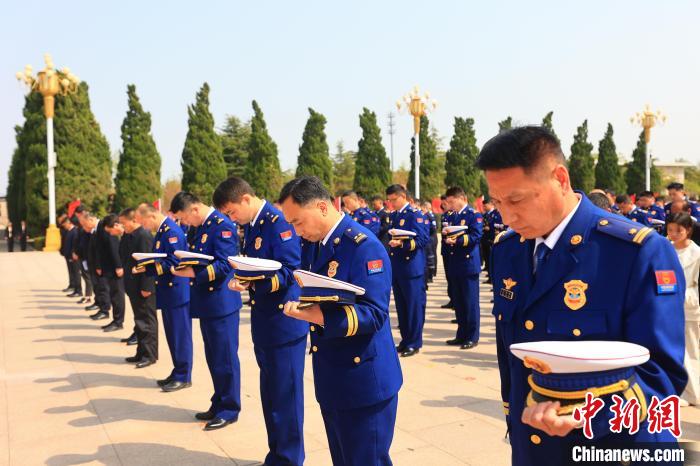 消防烈士李梦豪骨灰安葬家乡河南