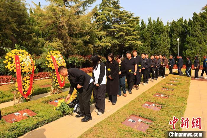 消防烈士李梦豪骨灰安葬家乡河南