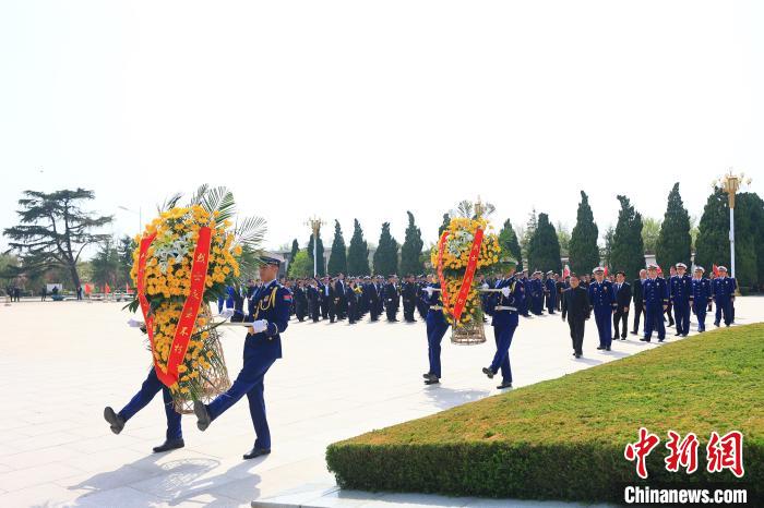 消防烈士李梦豪骨灰安葬家乡河南