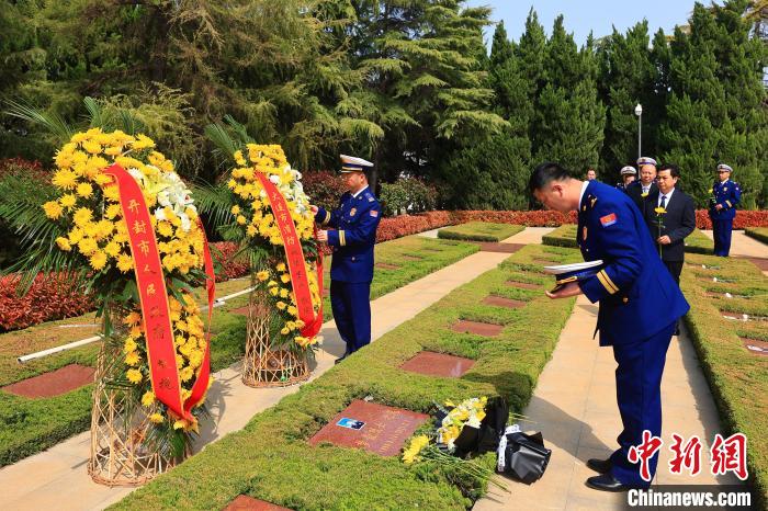 消防烈士李梦豪骨灰安葬家乡河南