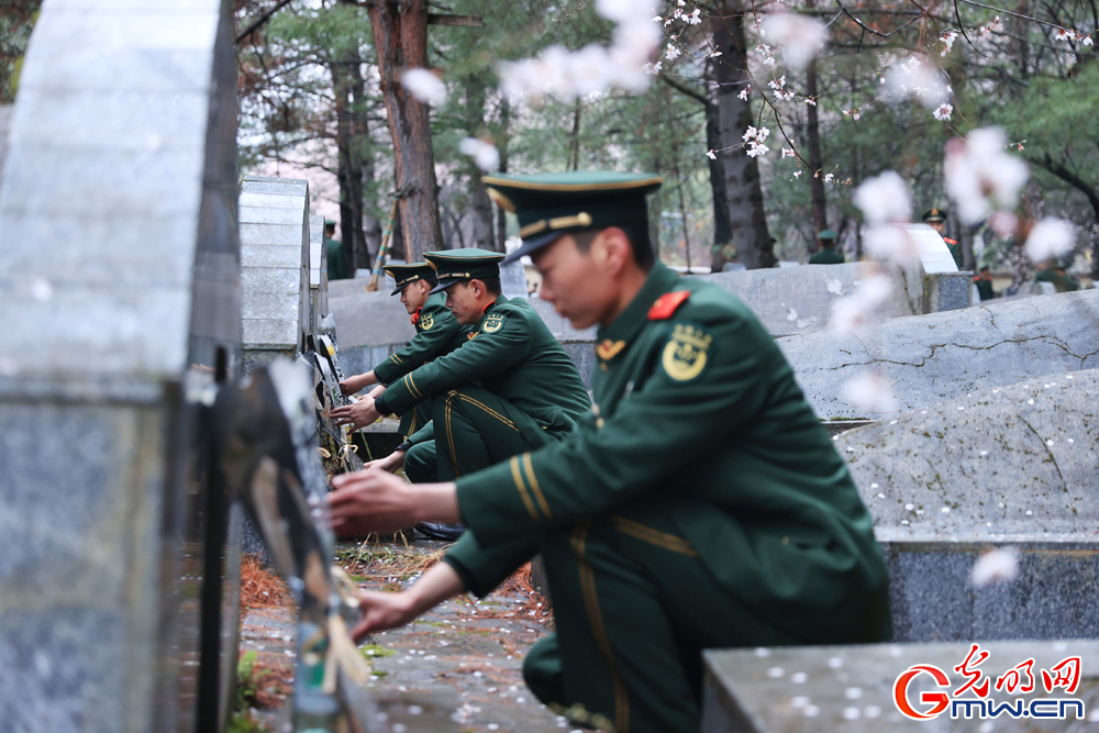 武警第二机动总队某支队组织祭奠英烈活动 武警第二机动总队某支队组织祭奠英烈活动