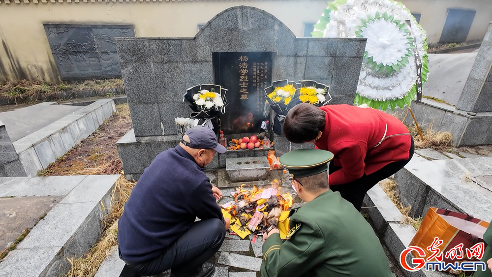 武警第二机动总队某支队组织祭奠英烈活动 武警第二机动总队某支队组织祭奠英烈活动