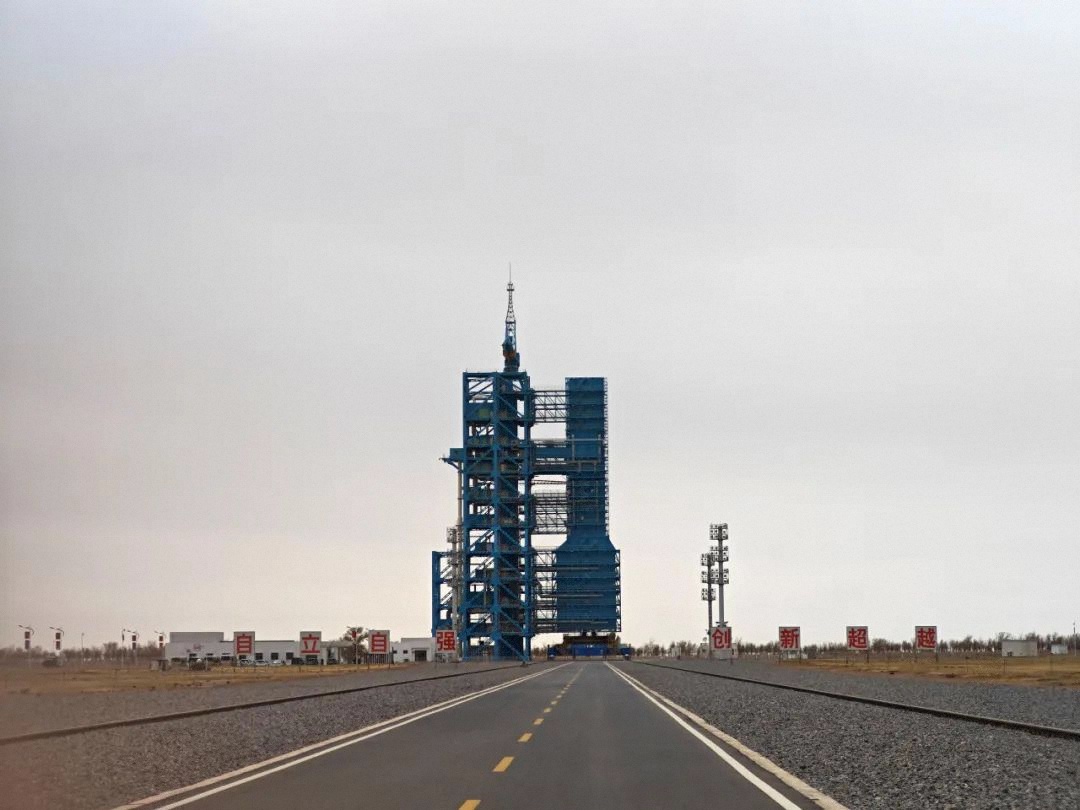 神舟二十号载人飞船升空在即,发射中心迎战风沙